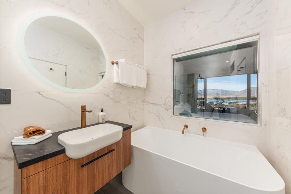 Bathroom, View (from property/room), Lake view, Bath