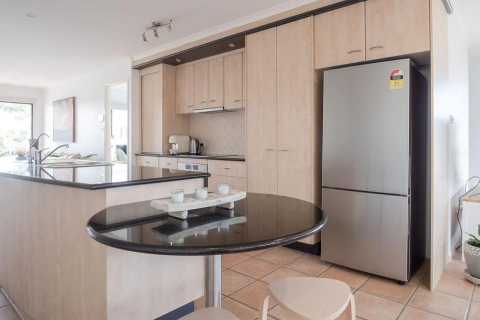 Kitchen or kitchenette, Dining area, dishwasher, minibar, pet friendly, stove