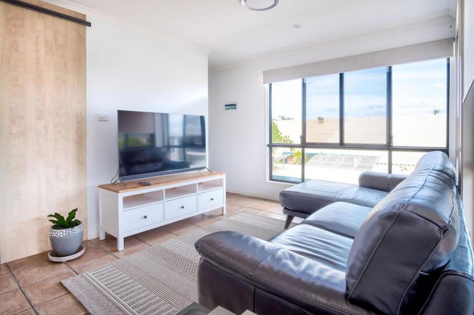 TV and multimedia, Living room, Seating area, Evening entertainment