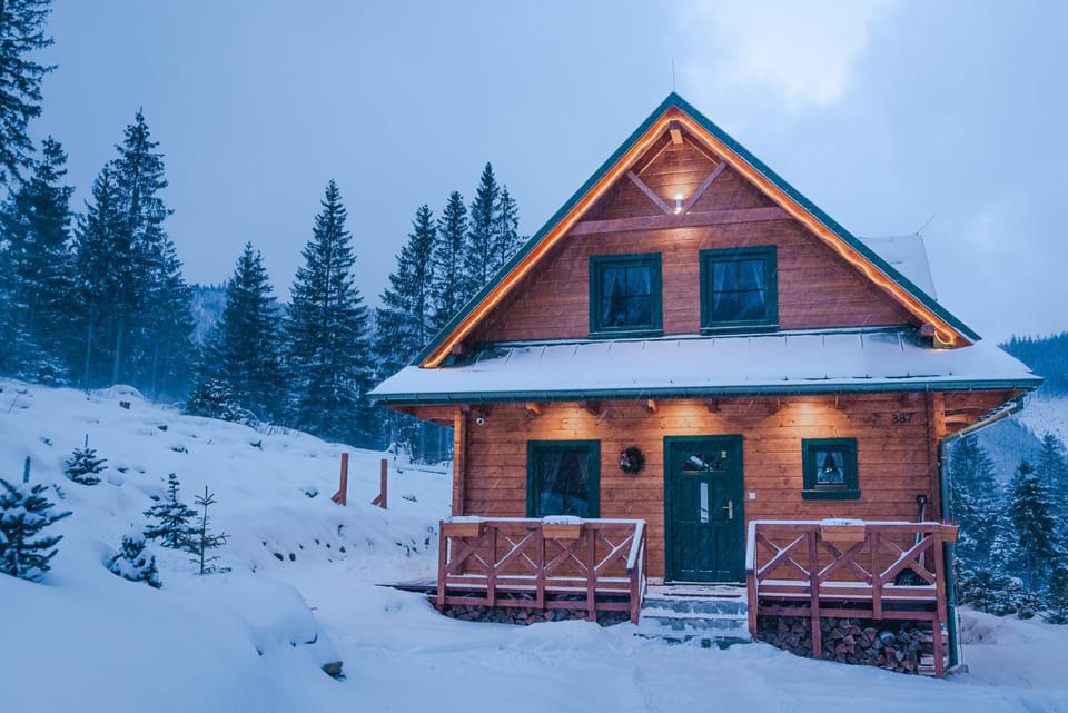 Property building, Facade/entrance, Natural landscape, Winter, Ski School, Skiing, Skiing, Mountain view, Mountain view