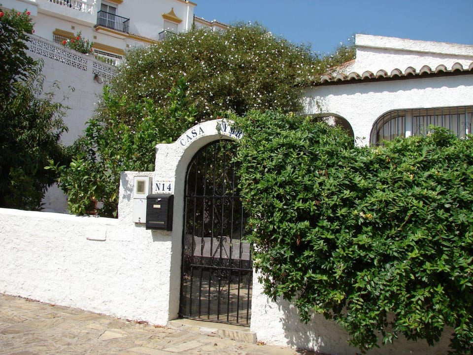 Property building, Facade/entrance, Garden