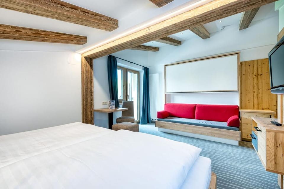 TV and multimedia, Seating area, Bedroom