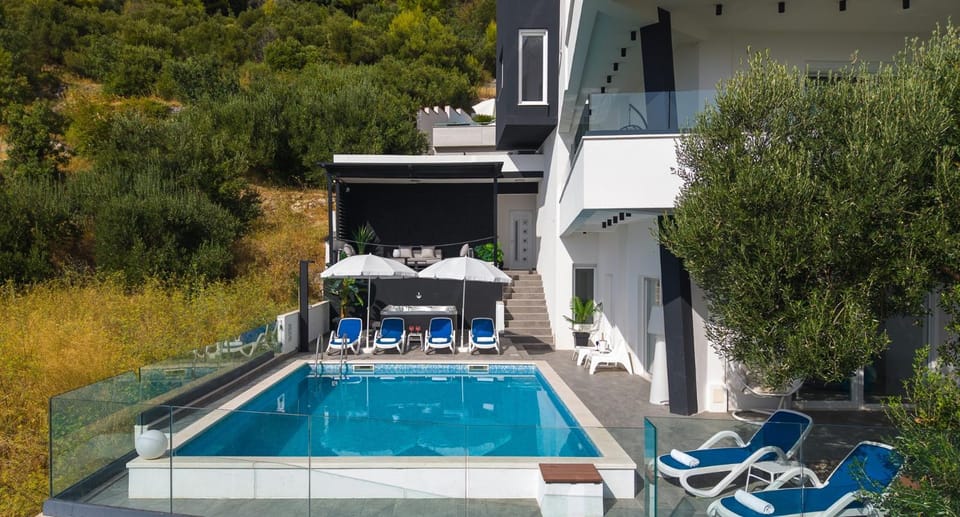 Property building, Garden, Swimming pool