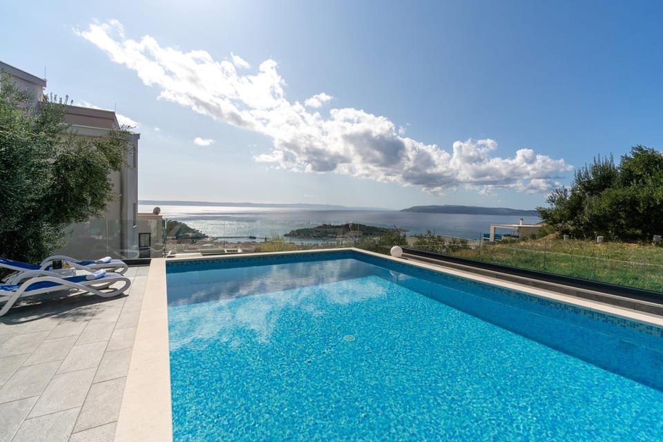 Mountain view, Pool view, Swimming pool