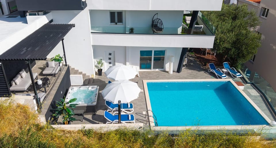Balcony/Terrace, Swimming pool, air conditioner