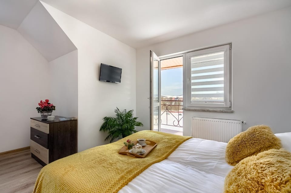 TV and multimedia, Balcony/Terrace, Photo of the whole room, Bedroom, Mountain view