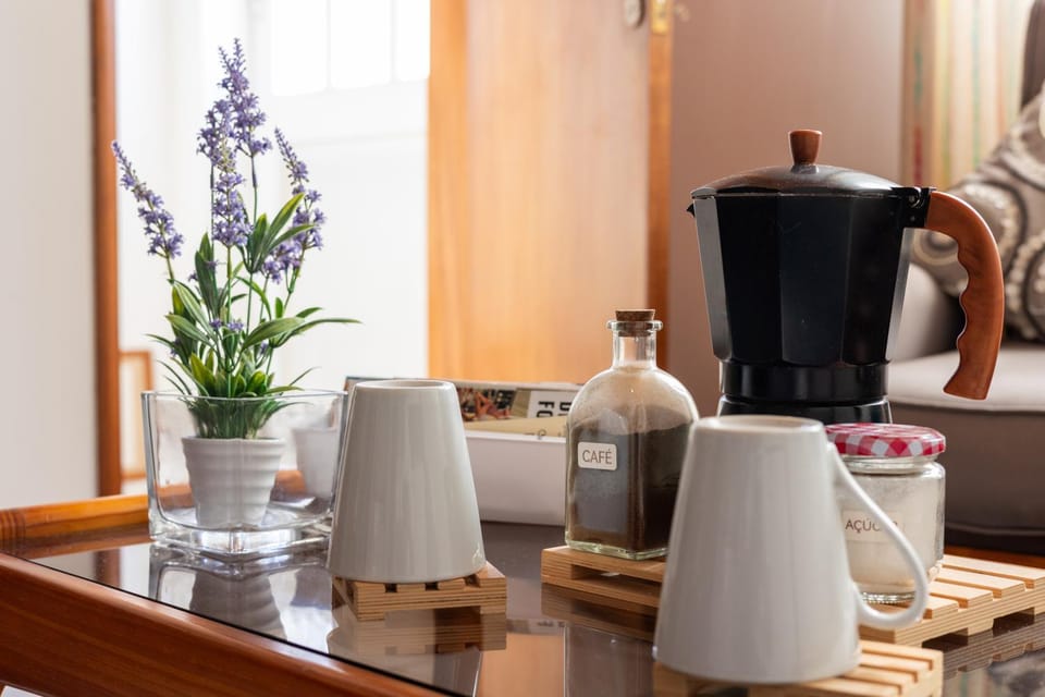 Coffee/tea facilities, Living room, Decorative detail, Dining area