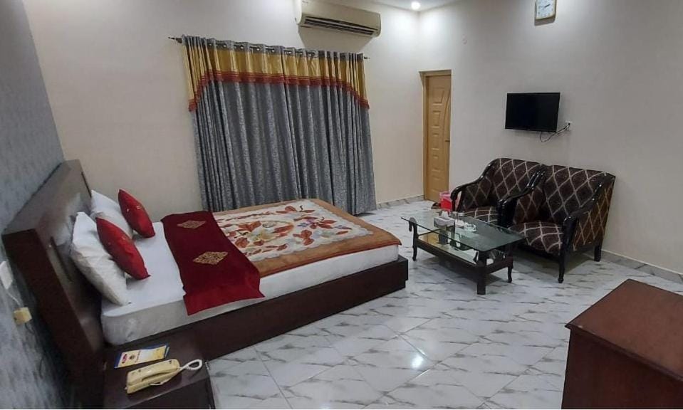 Family Guest House in Garden Town Bed and Breakfast in Lahore