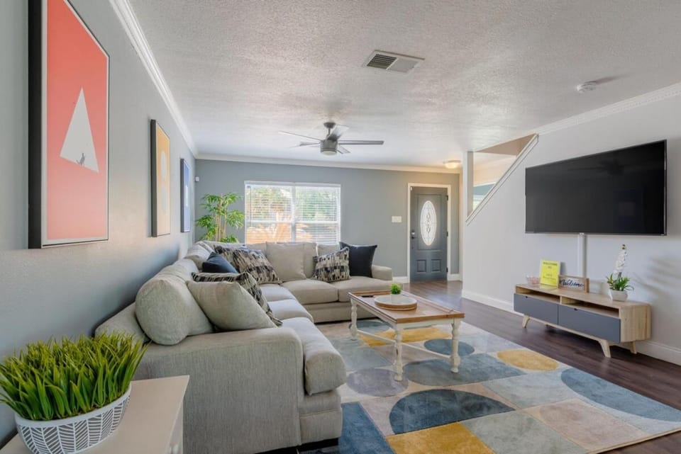 GameRoom, BBQ & Hot-tub by Lackland & SeaWorld House in San Antonio