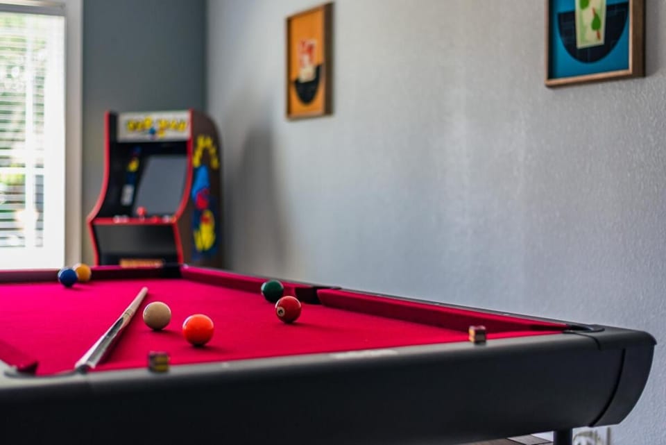 GameRoom, BBQ & Hot-tub by Lackland & SeaWorld House in San Antonio
