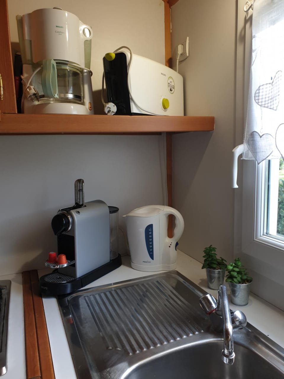 Coffee/tea facilities, Kitchen or kitchenette, stove, toaster