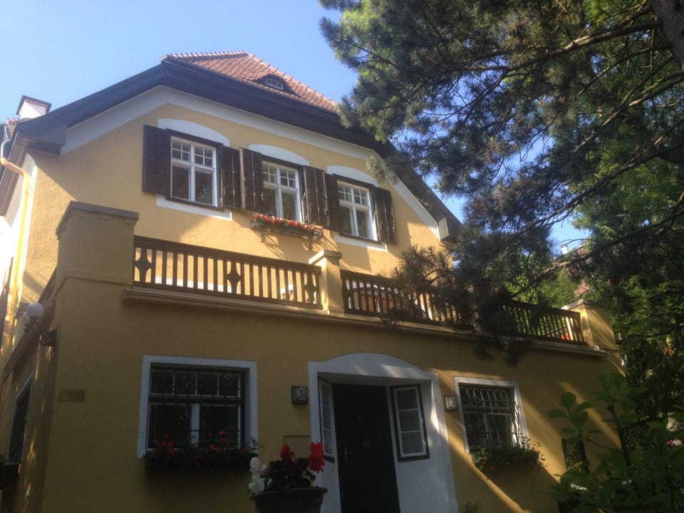 Facade/entrance, Balcony/Terrace