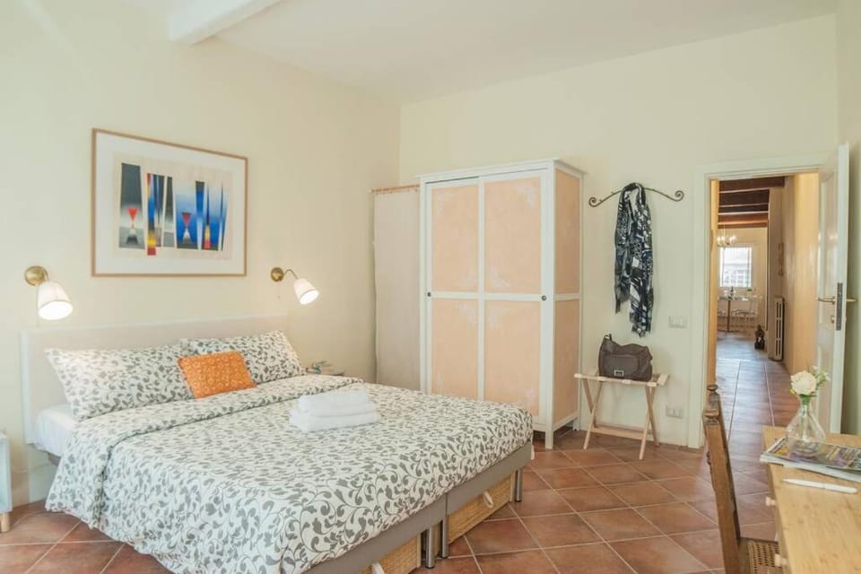 Cozy Macci flat 4 people near Santa Croce Square Apartment in Florence