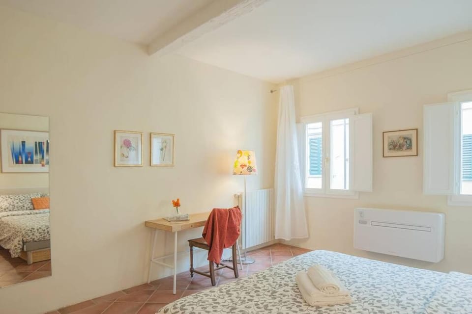Cozy Macci flat 4 people near Santa Croce Square Apartment in Florence