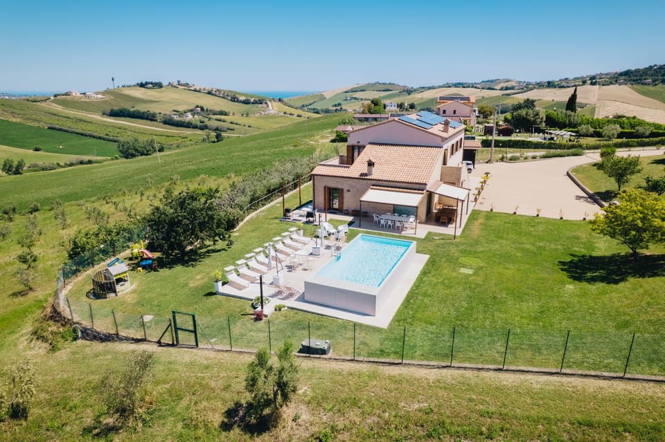 Property building, Spring, Day, Neighbourhood, Natural landscape, Bird's eye view, Garden, Garden view, Mountain view, Pool view, Swimming pool, sunbed