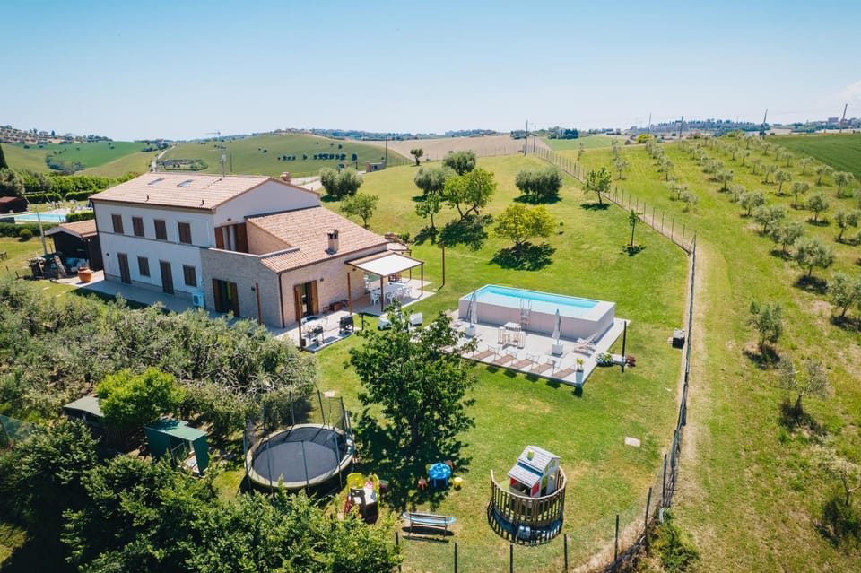 Property building, Spring, Day, Natural landscape, Bird's eye view, Garden, Garden view, Pool view, Swimming pool, sunbed