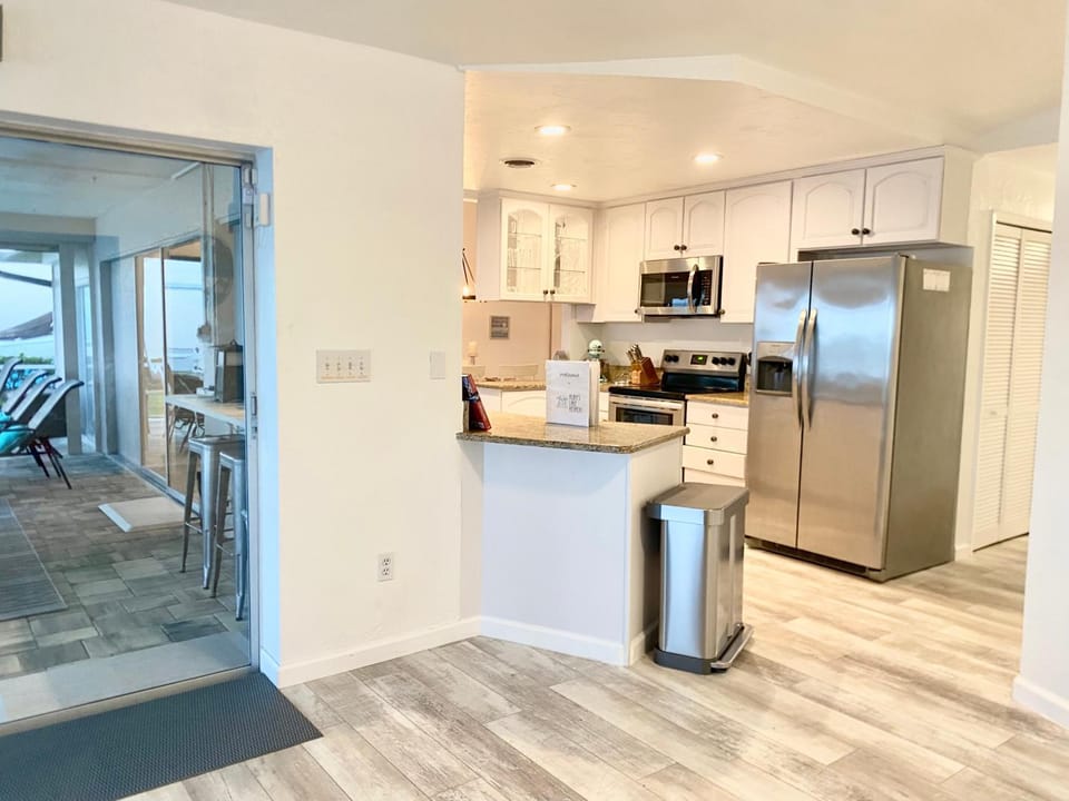 Coffee/tea facilities, dishwasher, microwave, oven, stove, kitchen