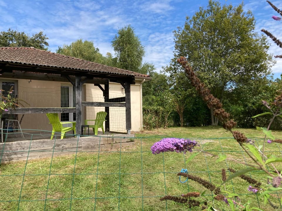 F1 noir/anis, avec terrasse couverte et jardin (E) Apartment in Nouvelle-Aquitaine