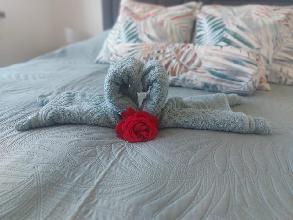 Bed, Bedroom, towels