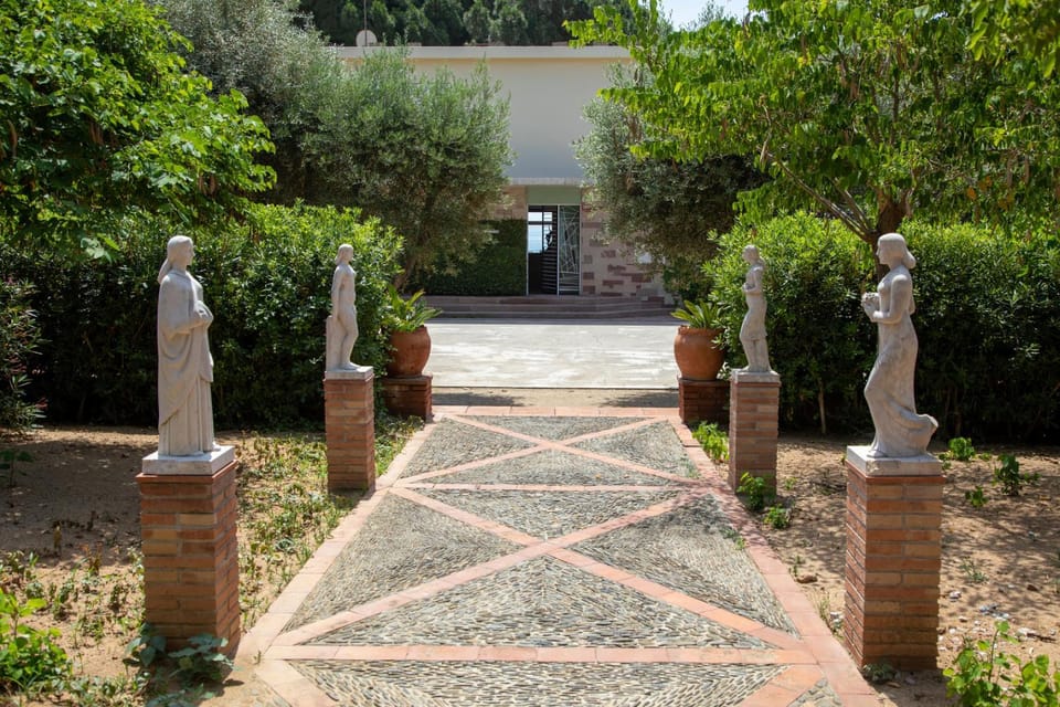 Facade/entrance, Activities, Garden