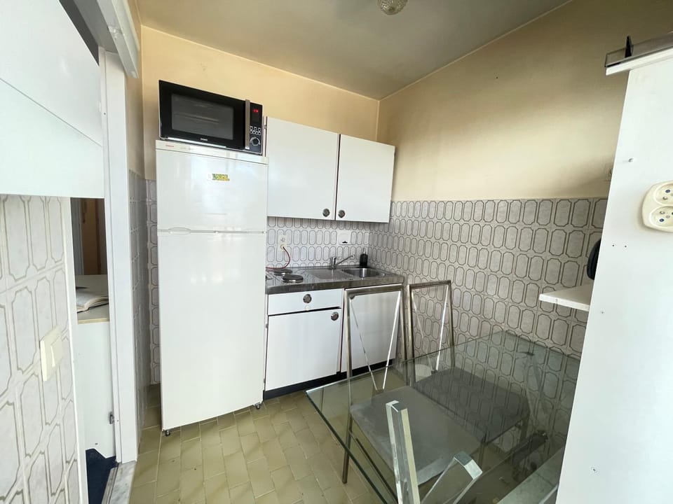 Kitchen or kitchenette, stove, kitchen