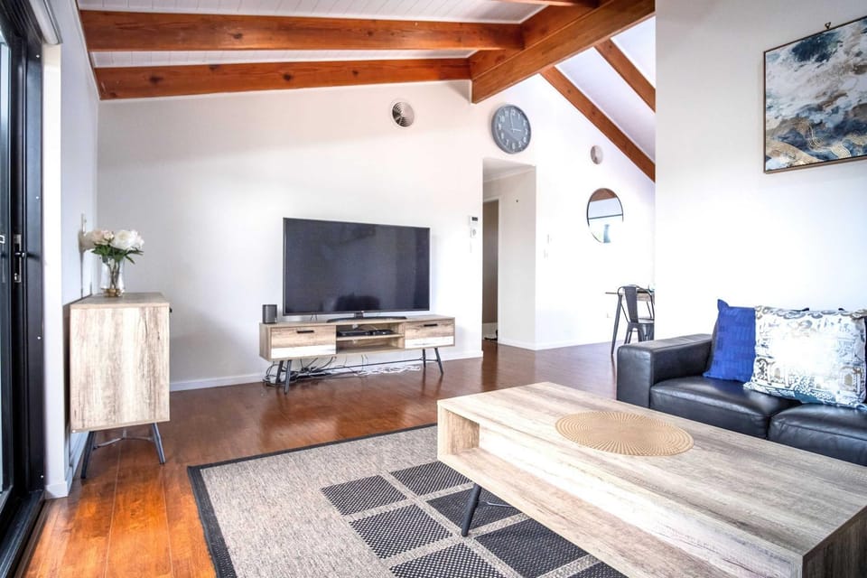 Communal lounge/ TV room, TV and multimedia, Seating area