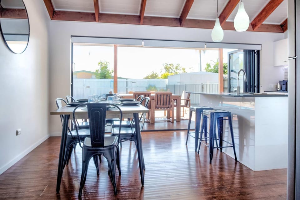 Kitchen or kitchenette, Seating area, Dining area