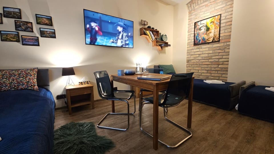 TV and multimedia, Living room, Seating area, Evening entertainment