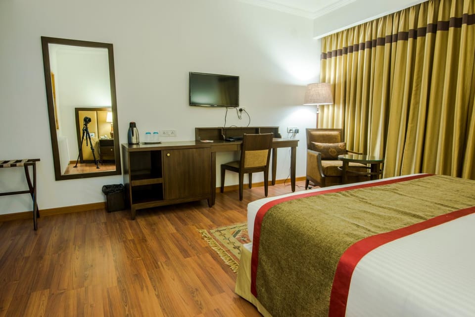 Bed, TV and multimedia, Living room, Photo of the whole room, Seating area, Bedroom
