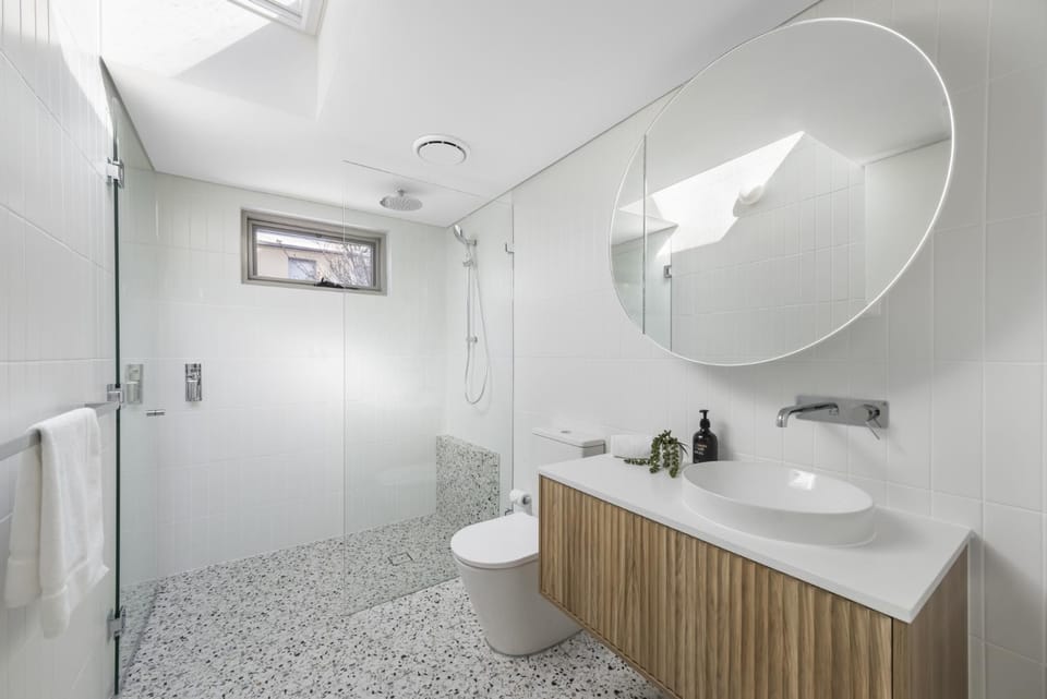 Bathroom, Kitchen or kitchenette, Lounge or bar