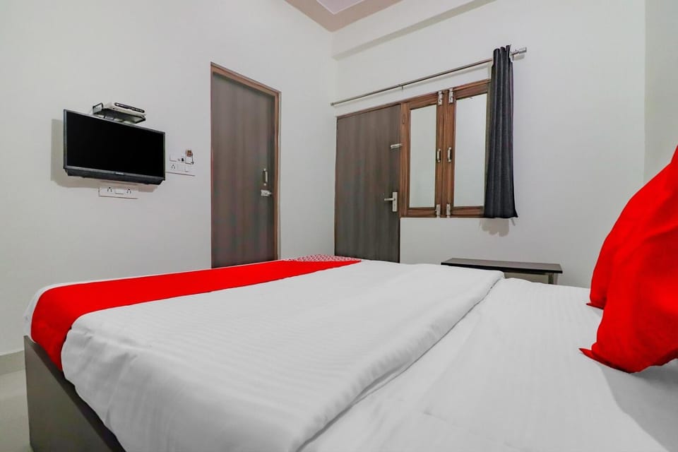 Bed, TV and multimedia, Photo of the whole room, Bedroom