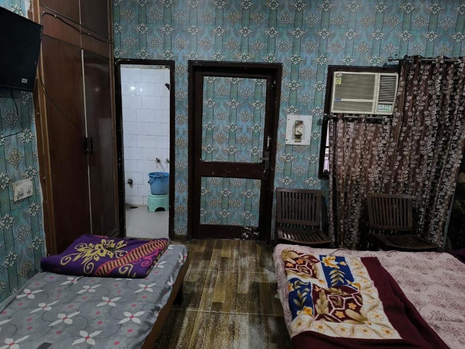 HOTEL JOGI GUEST HOUSE welcome all families, friends, groups, couples, singles fully Airconditioner, attach washrooms, lift, wifi, gyser hot water, 24 hours room service, power backup Hotel in Punjab, India