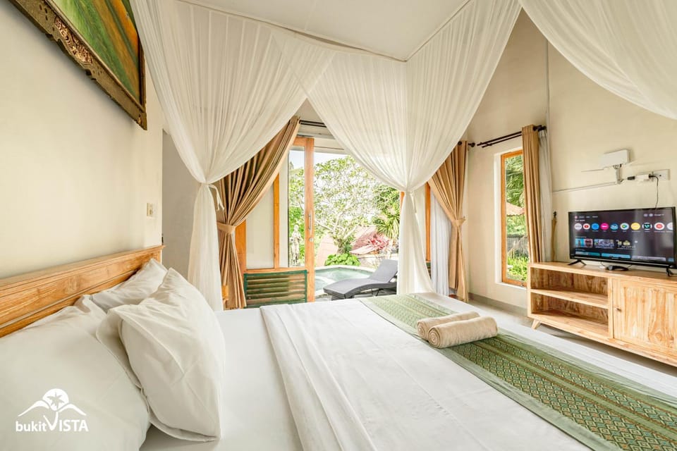 Bed, TV and multimedia, Photo of the whole room, Bedroom