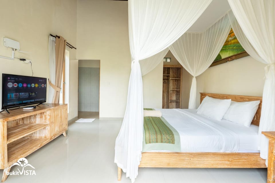 Bed, TV and multimedia, Photo of the whole room, Bedroom