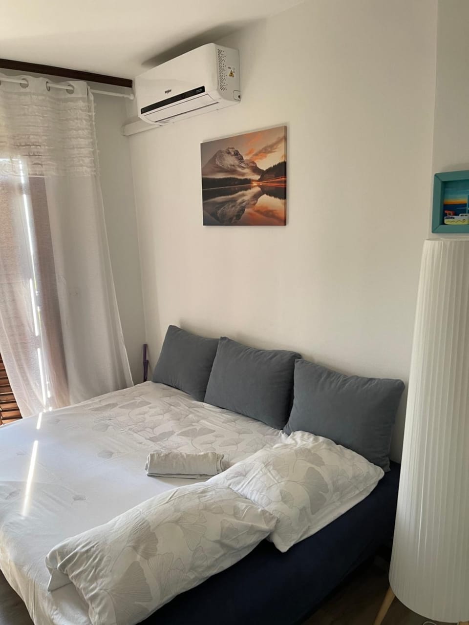 Bed, Living room, Seating area, air conditioner