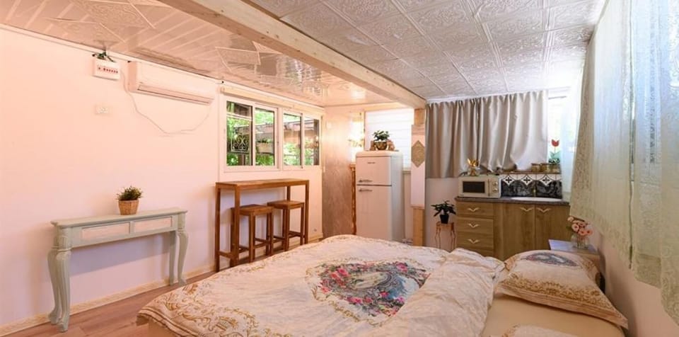 Bed, Kitchen or kitchenette, Bedroom