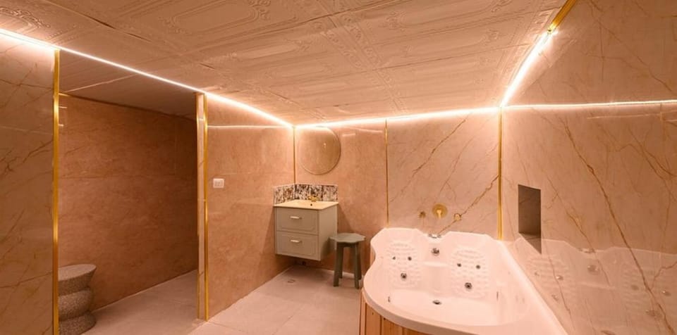 Toilet, Hot Tub, Bathroom