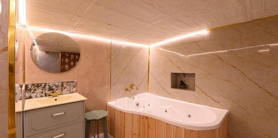 Hot Tub, Bathroom