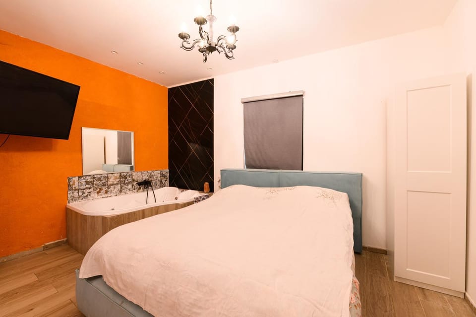 Bed, TV and multimedia, Photo of the whole room, Bedroom, wardrobe