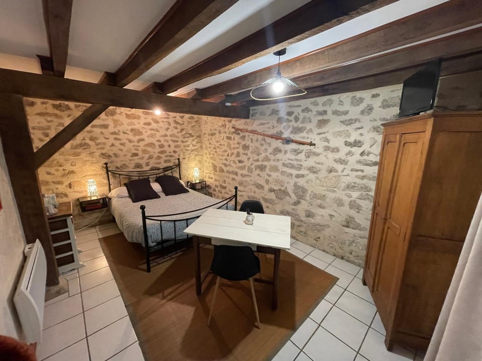 Photo of the whole room, Bedroom