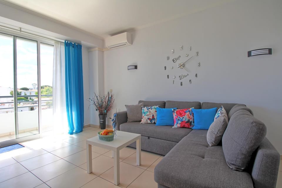 Living room, Seating area, air conditioner