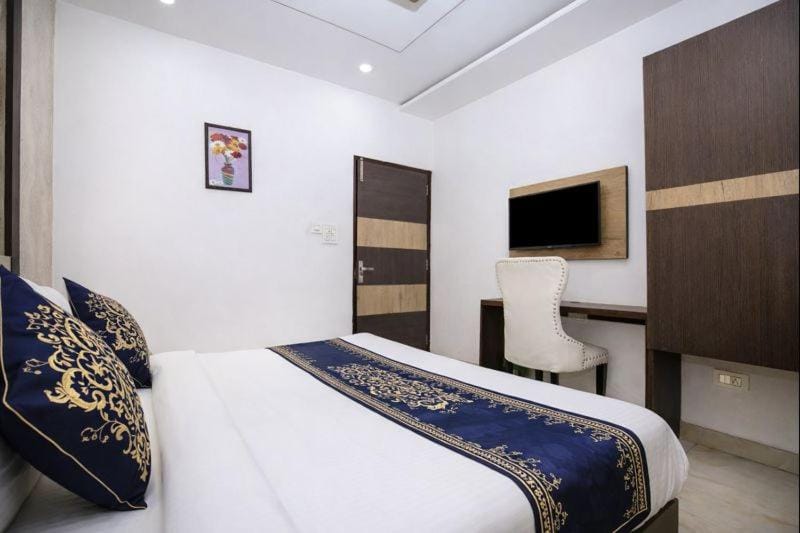Bed, TV and multimedia, Photo of the whole room, Bedroom