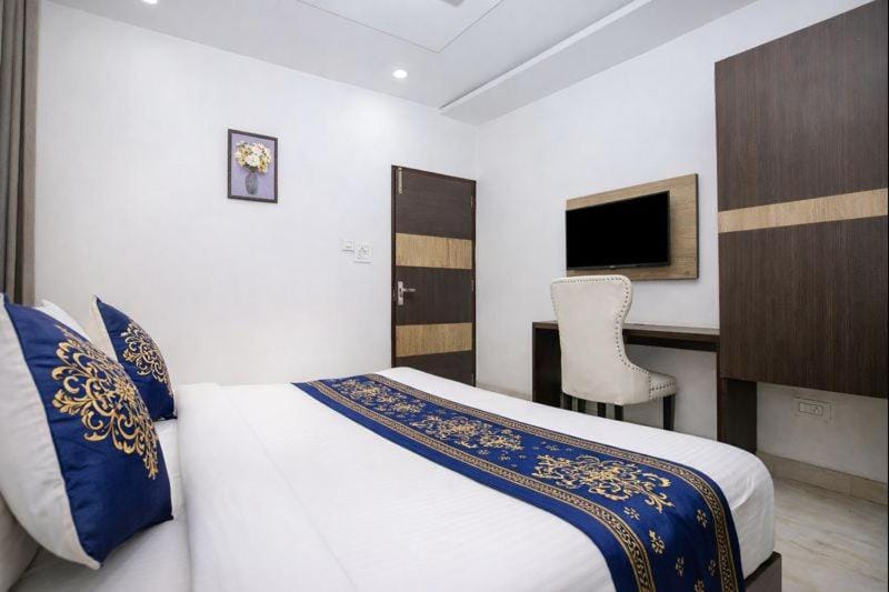 Bed, TV and multimedia, Photo of the whole room, Bedroom