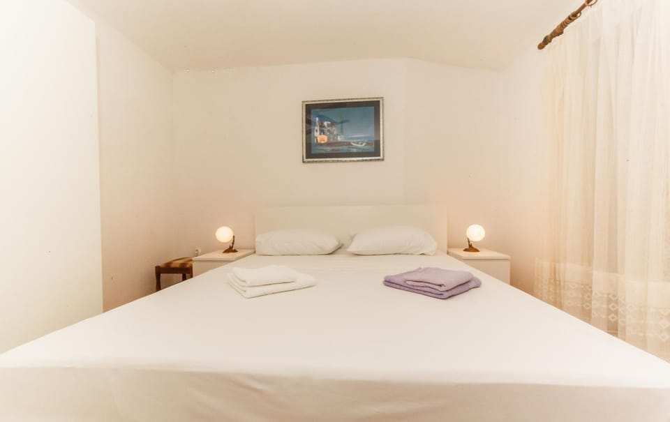 Bed, Property logo or sign, Logo/Certificate/Sign, Bedroom, Area and facilities, cot, Certificate/Award