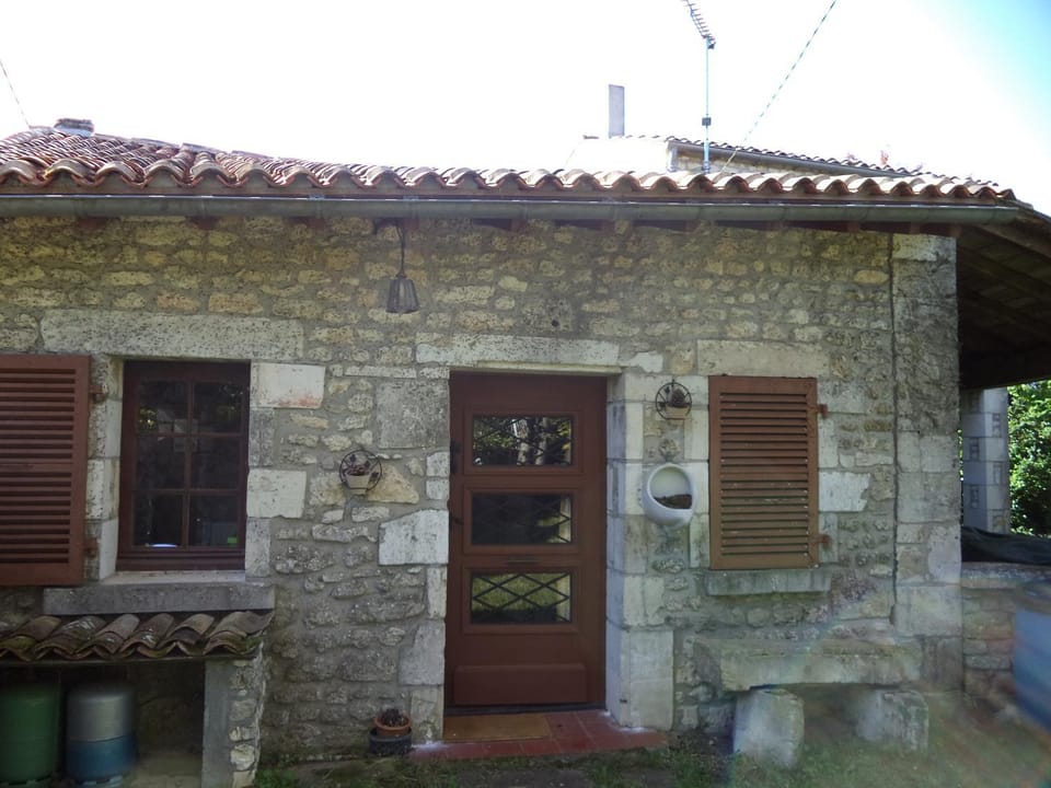 Traditional Charentais cottage in countryside 25 minutes from Royan House in Nouvelle-Aquitaine