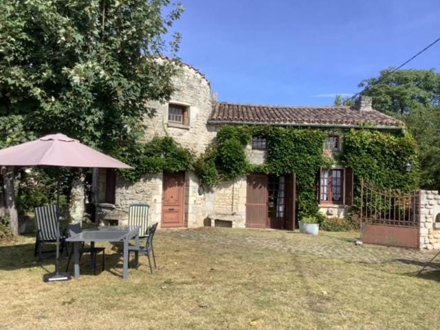 Traditional Charentais cottage in countryside 25 minutes from Royan House in Nouvelle-Aquitaine