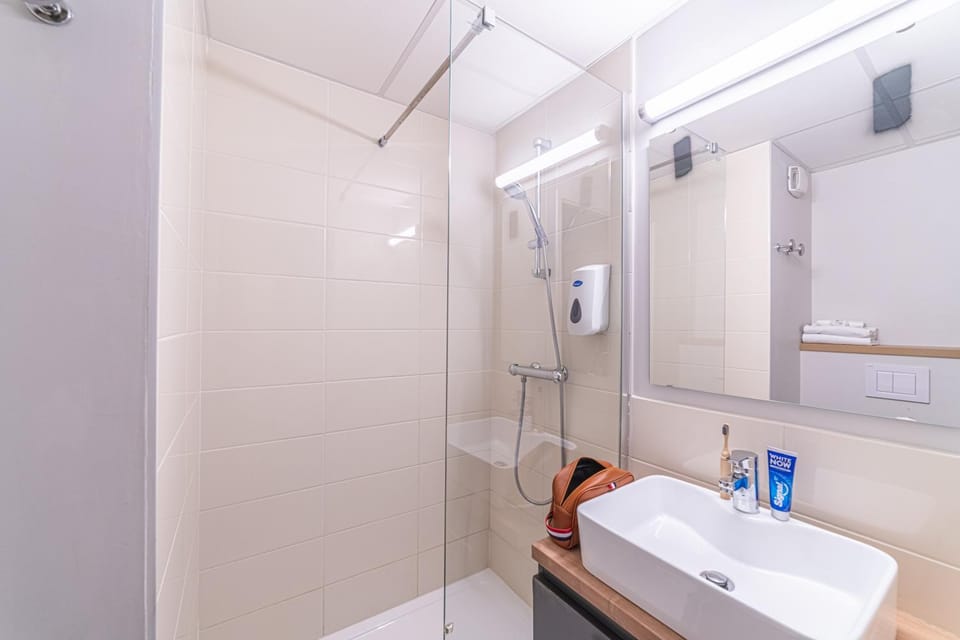 Shower, Toilet, Bathroom, towels
