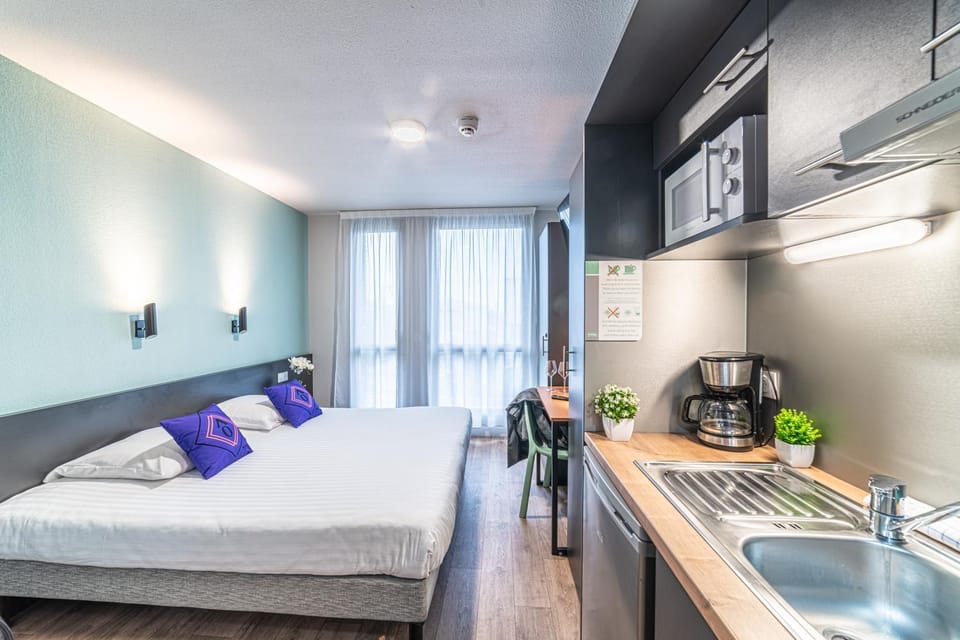 Kitchen or kitchenette, Bedroom