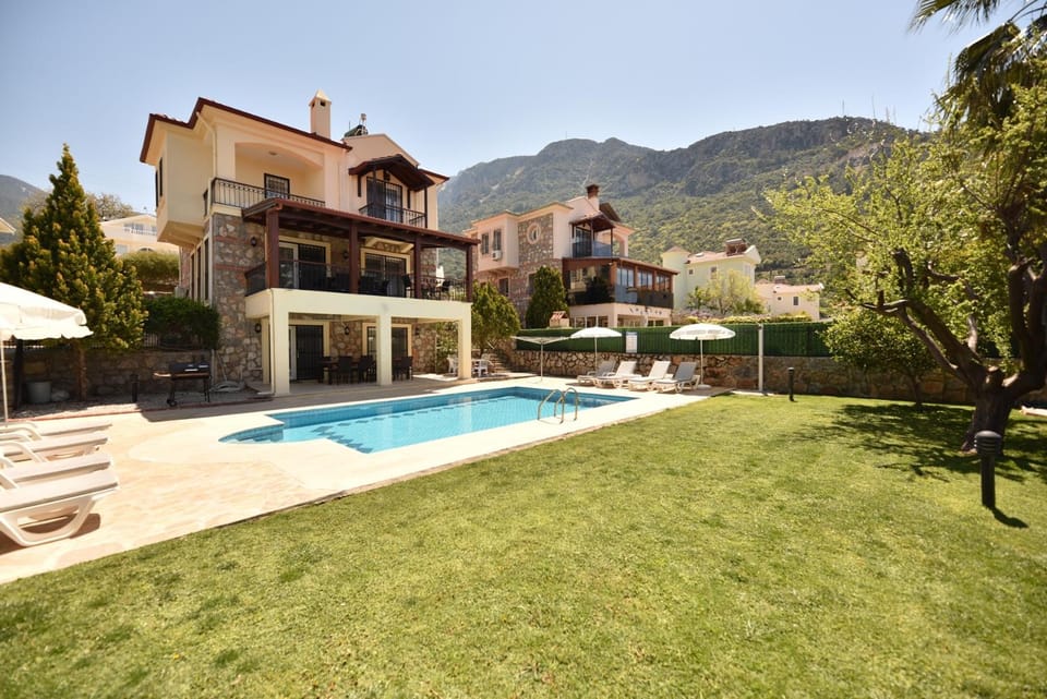 Property building, Garden, Swimming pool