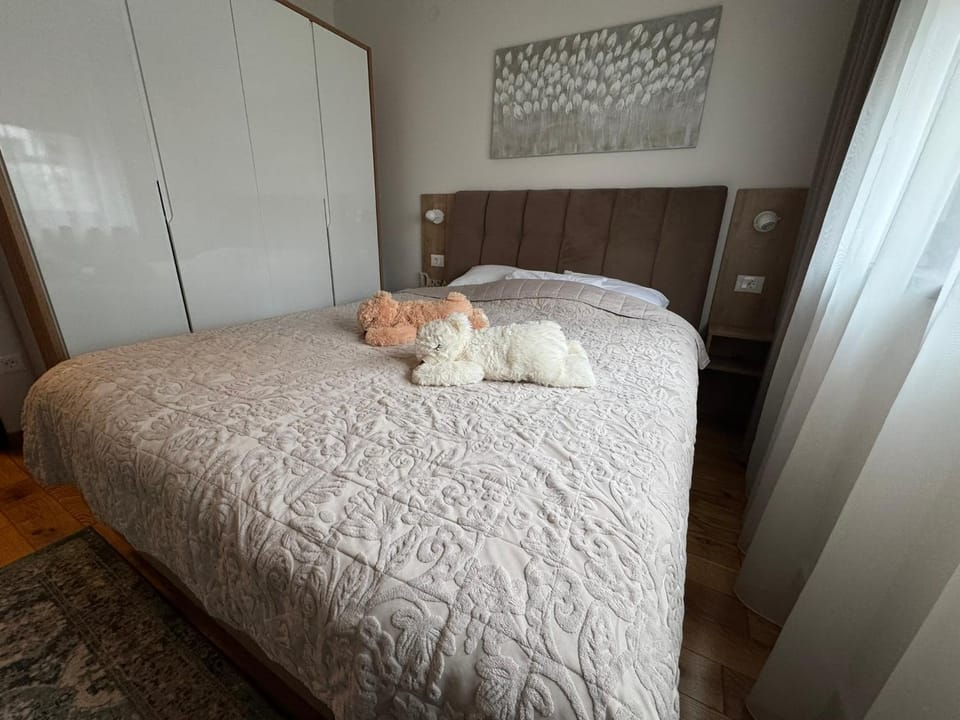 Bed, Bedroom, towels, wardrobe